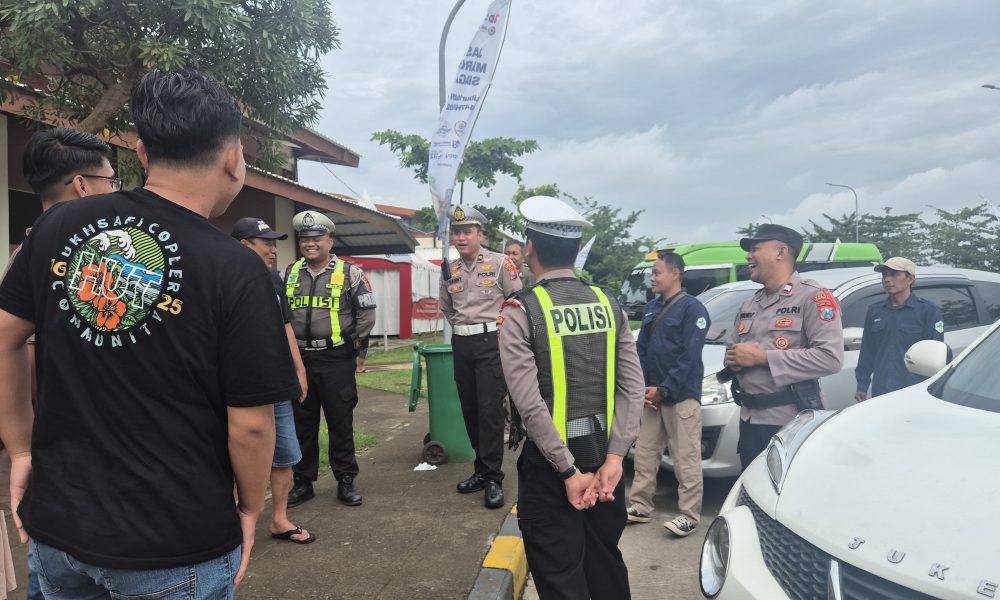 Petugas Polres Pasuruan Kota melayani pemudik secara humanis di Rest Area 792A saat mudik 2026