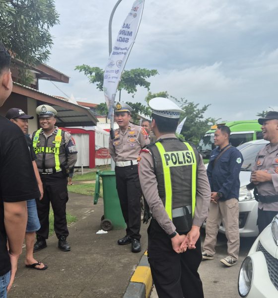 Petugas Polres Pasuruan Kota melayani pemudik secara humanis di Rest Area 792A saat mudik 2026