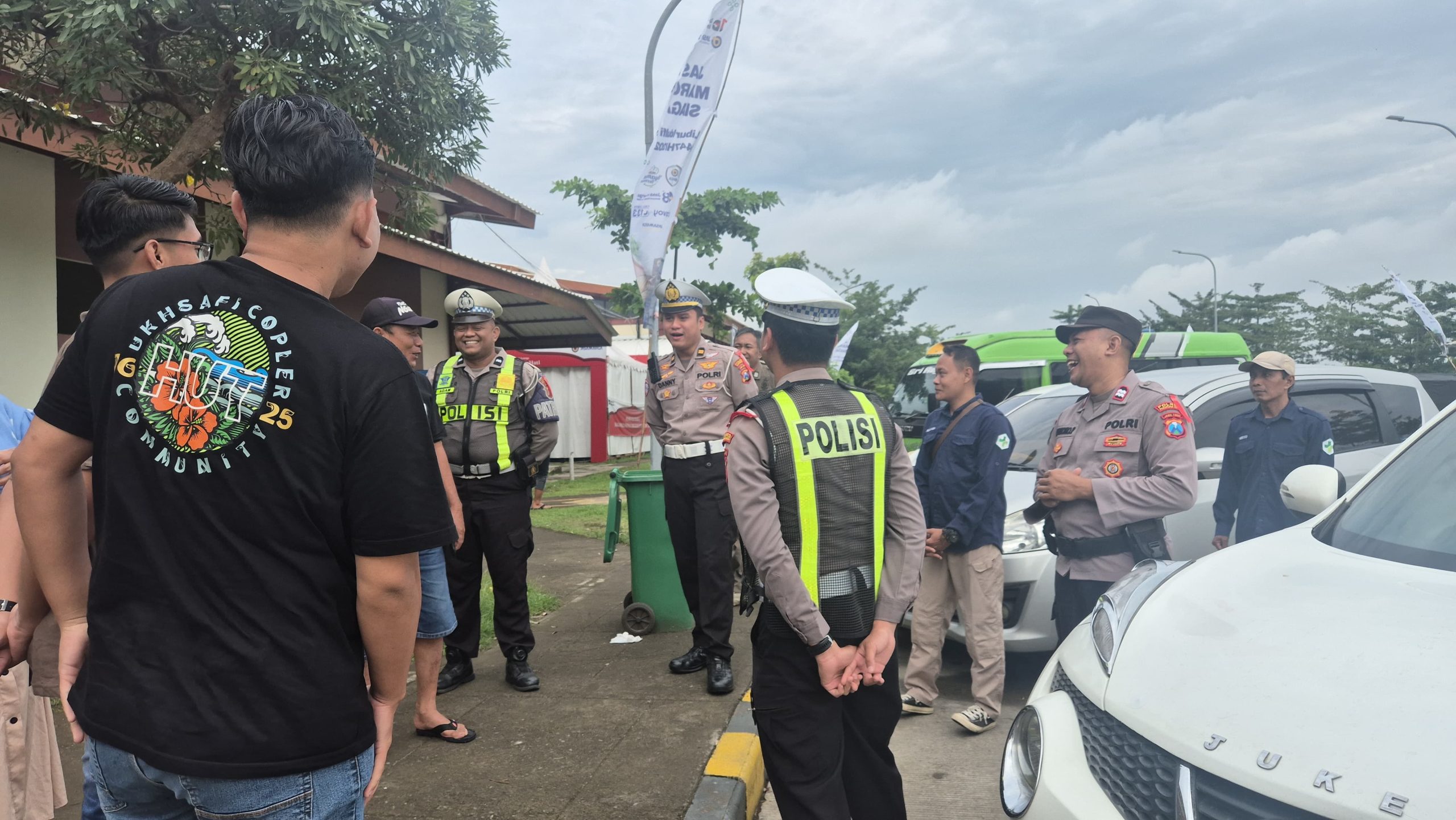 Petugas Polres Pasuruan Kota melayani pemudik secara humanis di Rest Area 792A saat mudik 2026
