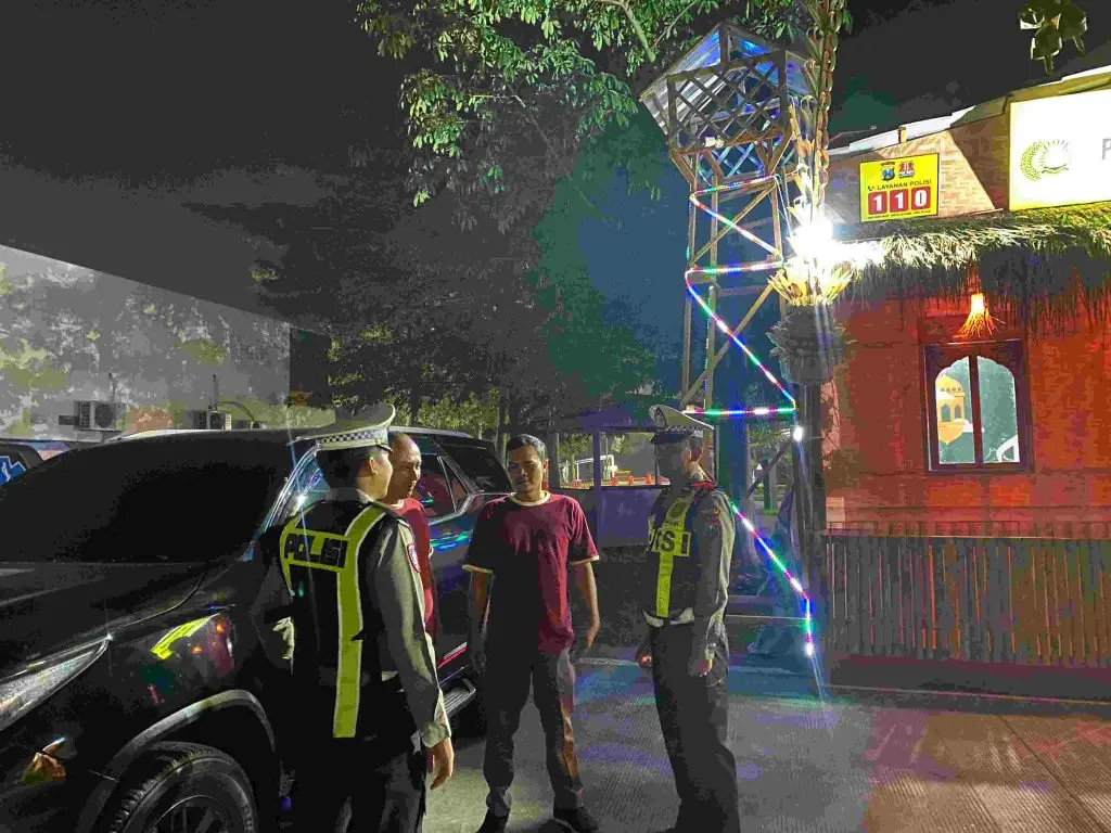 Petugas Polri melayani pemudik di Pos Pam Rest Area 792A Pasuruan saat arus mudik Lebaran 2026