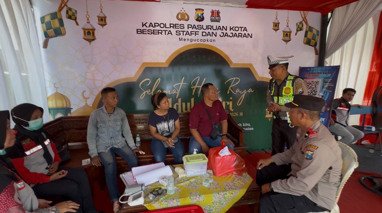 Pemudik beristirahat di Pos PAM Ngopak Pasuruan Kota